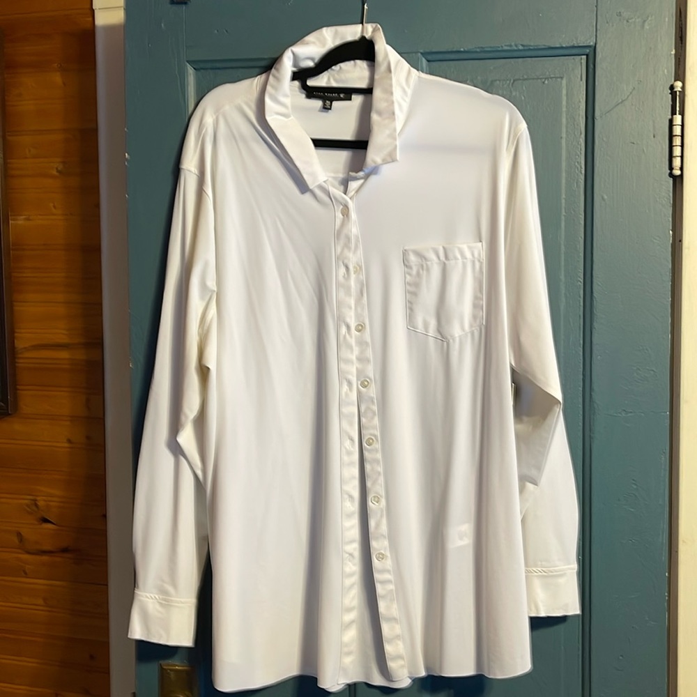 NWT White button down tunic blouse.